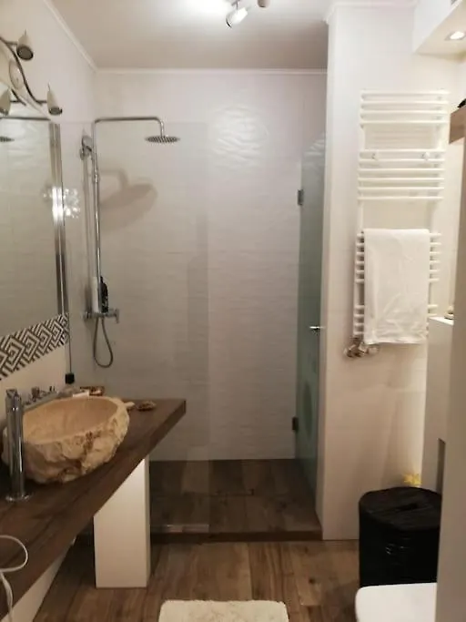 White And Bright With Riverside View And Parking Apartment Krakow 0*,